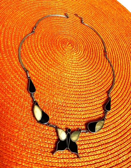 Zaujímavý perleťový náhrdelník,