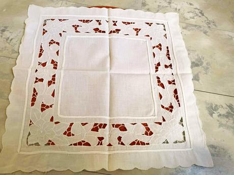 Batistový obrúsok - richelieu, 