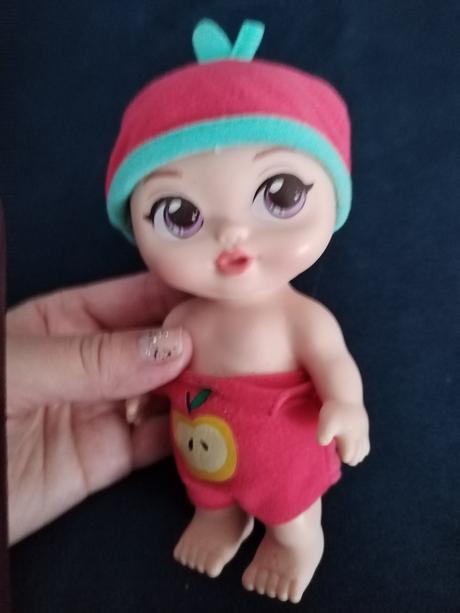 Mala bábika do ruky, na cesty vhodná cca 15 cm, 