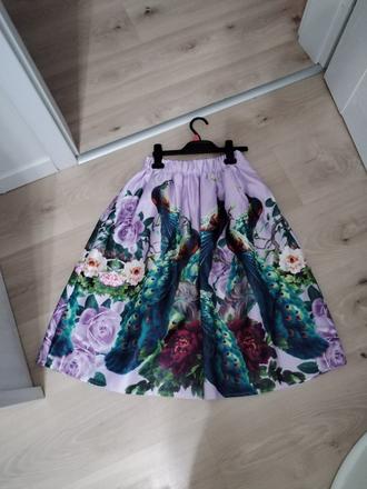 Satenova nadherna  sukna uni je na gumu, 