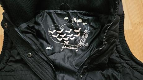 Damska vesta s kapucnou s kozusinou, cierna, s/m, stradivarius,s