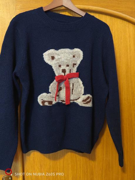 Luxusný hebúnky dámsky sveter s medvedíkom, m