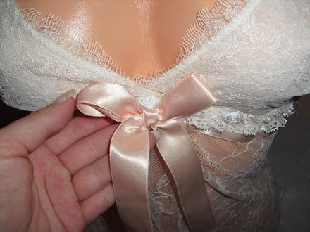 Svadobna kosielka s perlami a ruzickami, s