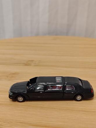 Retro limuzína lincoln town car, balaban 90. roky, 