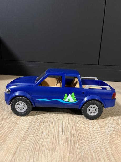 Playmobil auto s rybárom model 71038, 