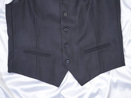 Tmavosivá vesta, 48