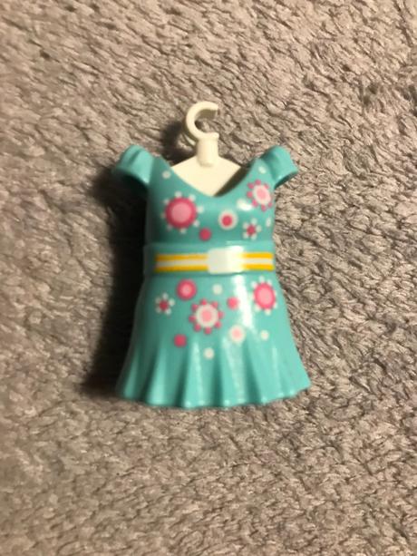 Babika mala výška cca 12 cm,plus saty a vesiaky,