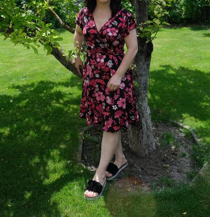 Cyklámenové šaty, 40