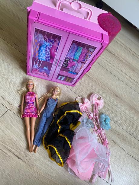 Barbie rozkladacia skrina s barbie a doplnkami,