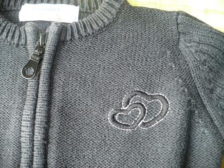 Cierny svetrik so srdiečkom, 74