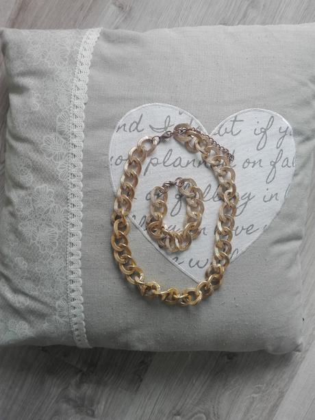 Náramok a náhrdelník,