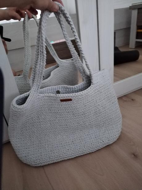 Kabelka bledosivá, nádherná ručná práca, 