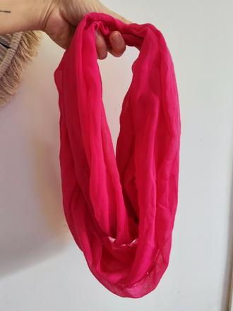 Nekonečná ružová šatka,