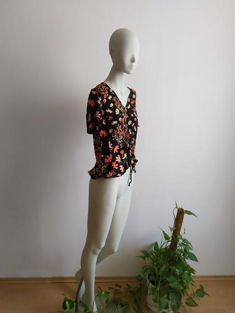 Čierna kvetovaná blúza s krátkym rúkavom, h&m,38