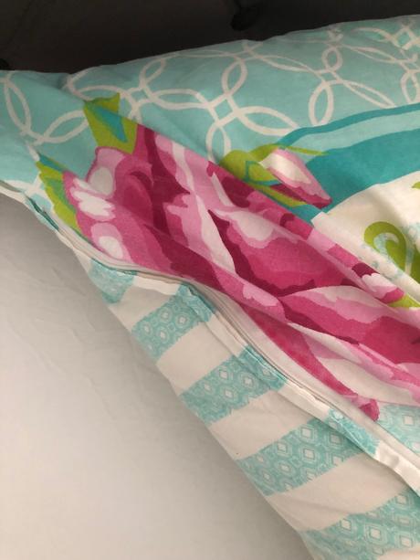 Posteľná súprava prehozu, vankušov a obliečok, 