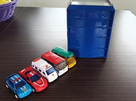 Policajná stanica a 5 áut, 