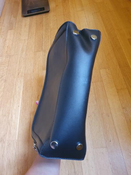 Čierna kabelka, reserved