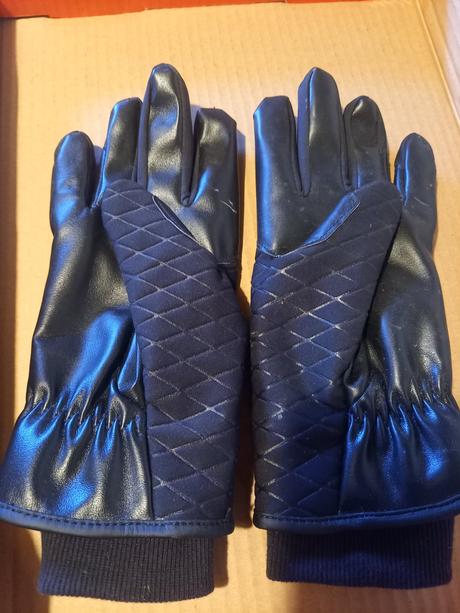 Rukavice na koníky, 146