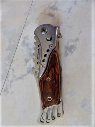 Zatvárací kvalitný nôž s púzdrom,