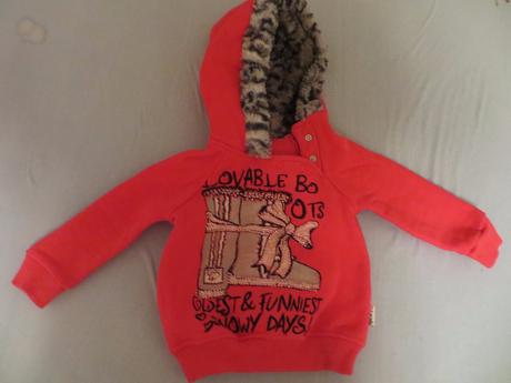 Červená mikina, 80