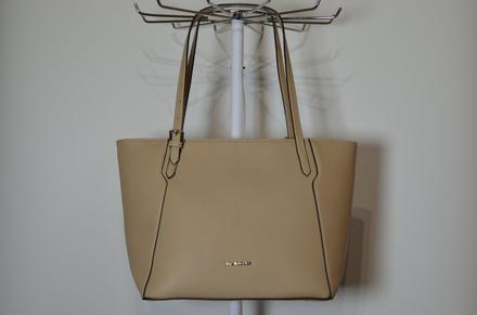 Béžová kabelka, 