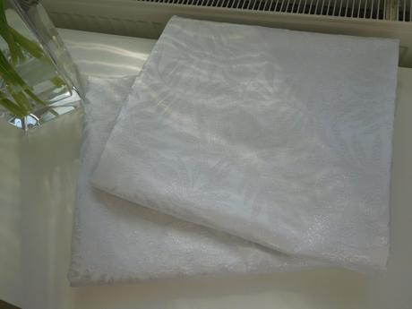 Závesy bielo perleťové vzorované, 