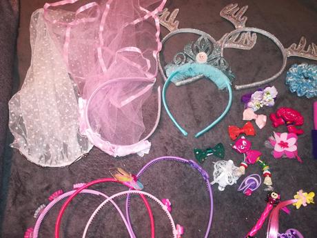 Balík sponiek, gumiek, členiek a okuliarov,