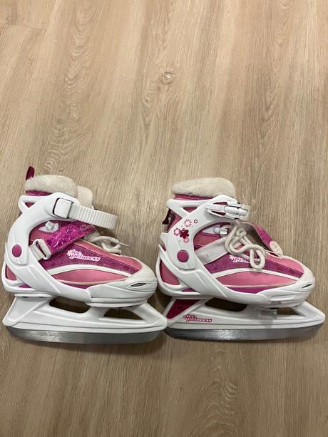 Dievčenské korčule, crowned,32