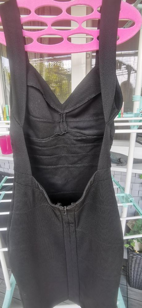 Šaty čierne s holým chrbtom, s