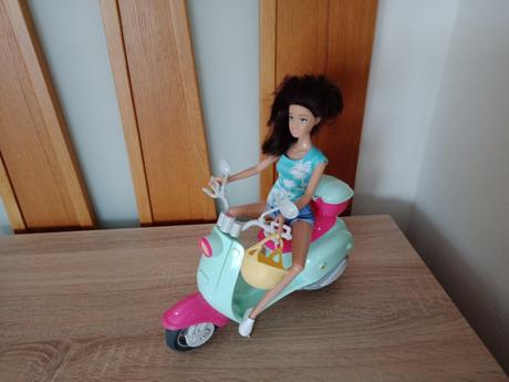 Bábika so skútrom,