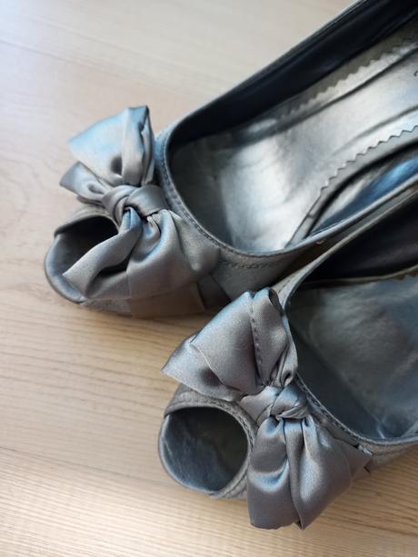 Elegantne strieborno sede lodicky s maslou, 39