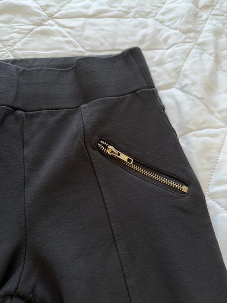 Tmavosivé elegantné legíny so zlatými zipsami, amisu,38