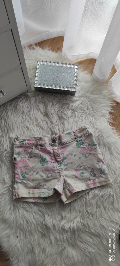 Kraťasy s kvetmi, f&f,134