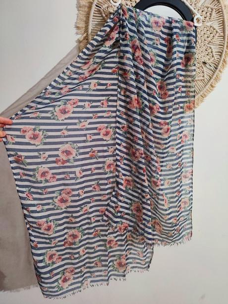 Šatka na krk reserved, reserved