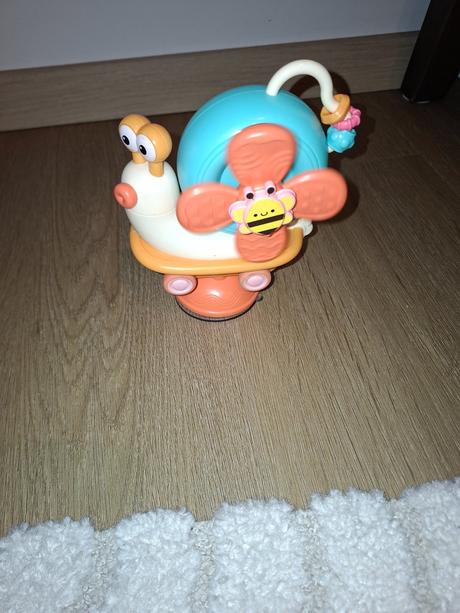 Multifunkčný slimák na kolieskach,