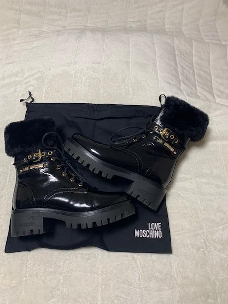 Lakované kožené workery love moschino originál, 39