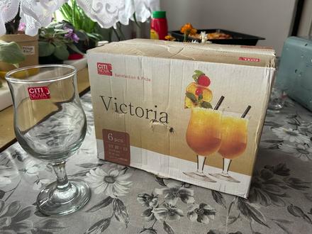 Sada pohárov na miešané drinky a koktejly,