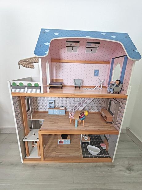 Drevený poschodový domček,