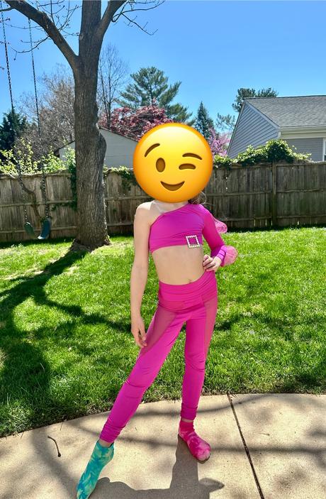 Tanečný kostým, 128