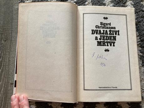 Dvaja živí a jeden mŕtvy-prvé vyd.1980, 