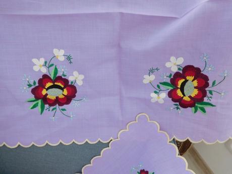 Fialový set obrusov ručne vyšívaný, 
