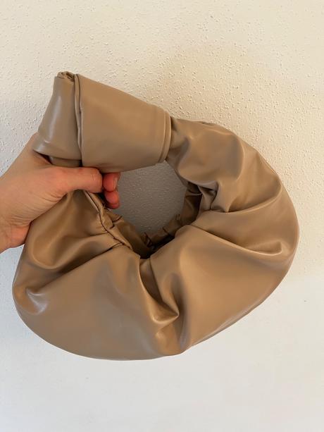 Karamelová kabelka s uzlom,