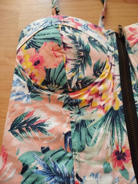 Biely kvietkovaný crop top, s