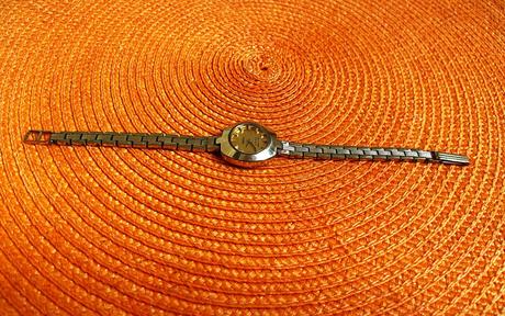 Starožitné náramkové hodinky zaria, 