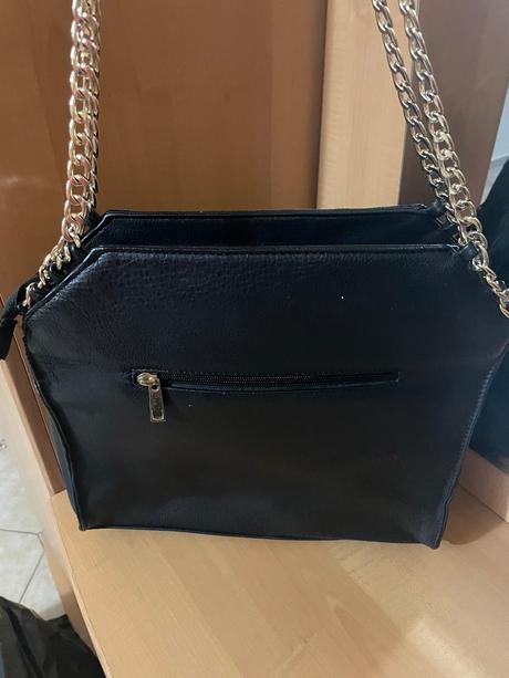 Strapcová kabelka so zlatou retiazkou, 