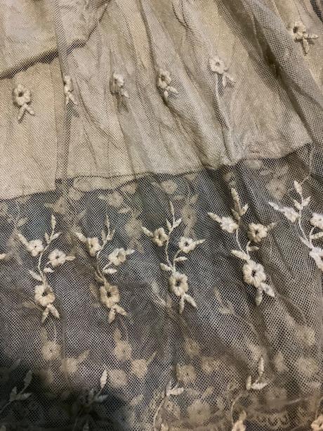 Bledohnede jemné šaty, s