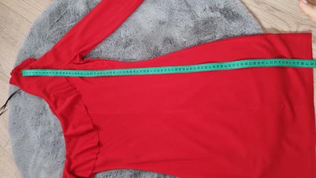 Šaty s holým ramenom, s