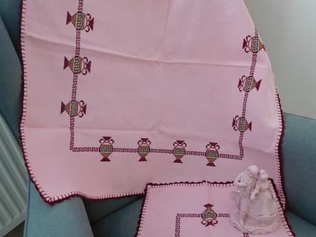 Ručne vyšívaný obrus ružový džbánikikový, 