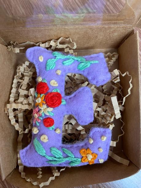 Ručne vyšívana ozdoba na kočík / ruksak, 