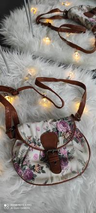 Kabelka s kvetinkami,